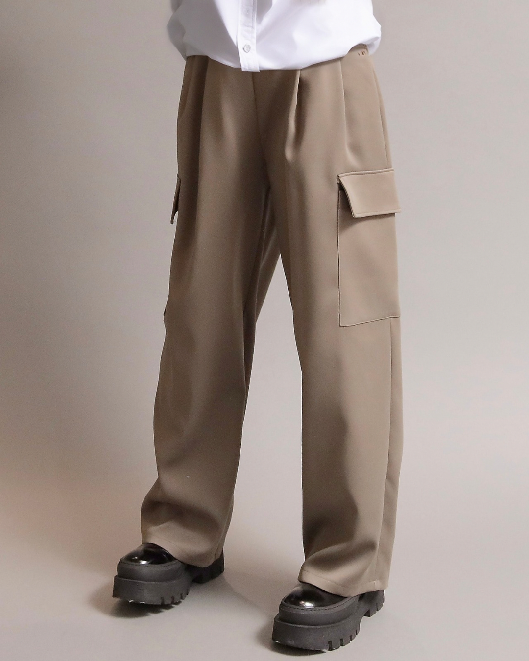タックワイド・ユーティリティカーゴパンツ