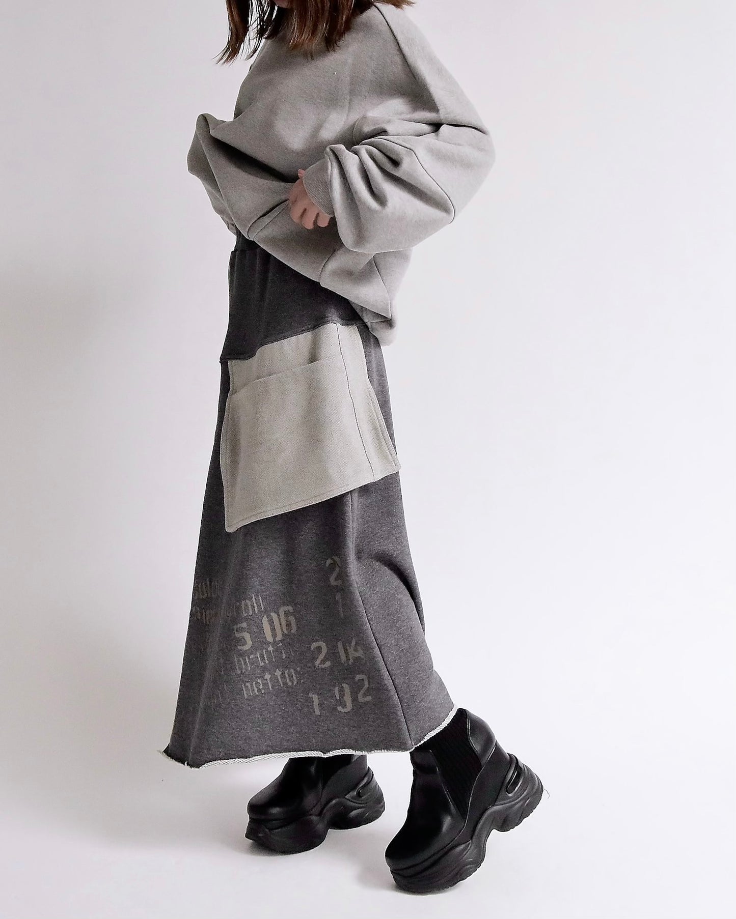 ステンシルレイヤード・アシメスカート