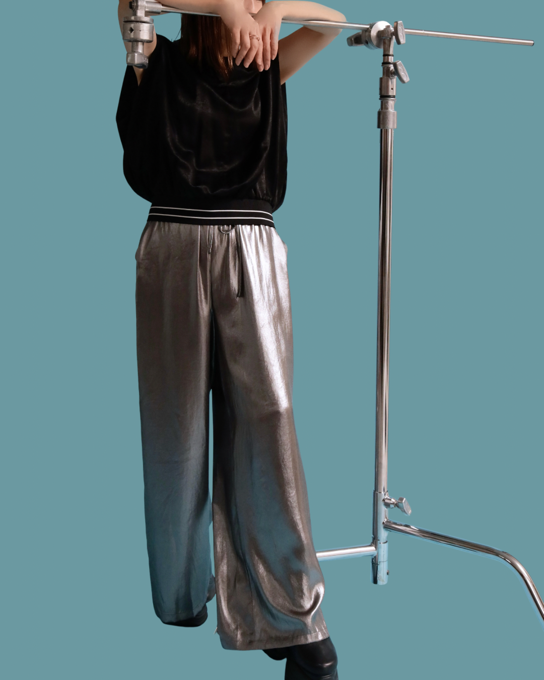 メタリックパンツ