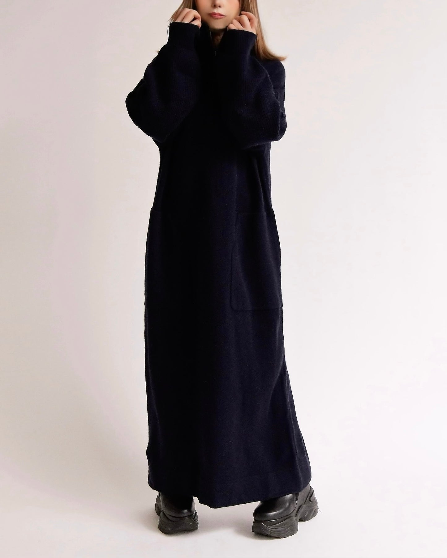 スタンドカラー・ロングニットワンピース