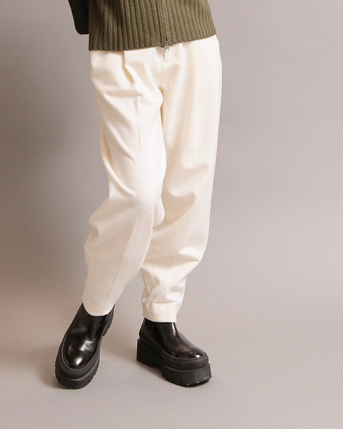 タックテーパードパンツ