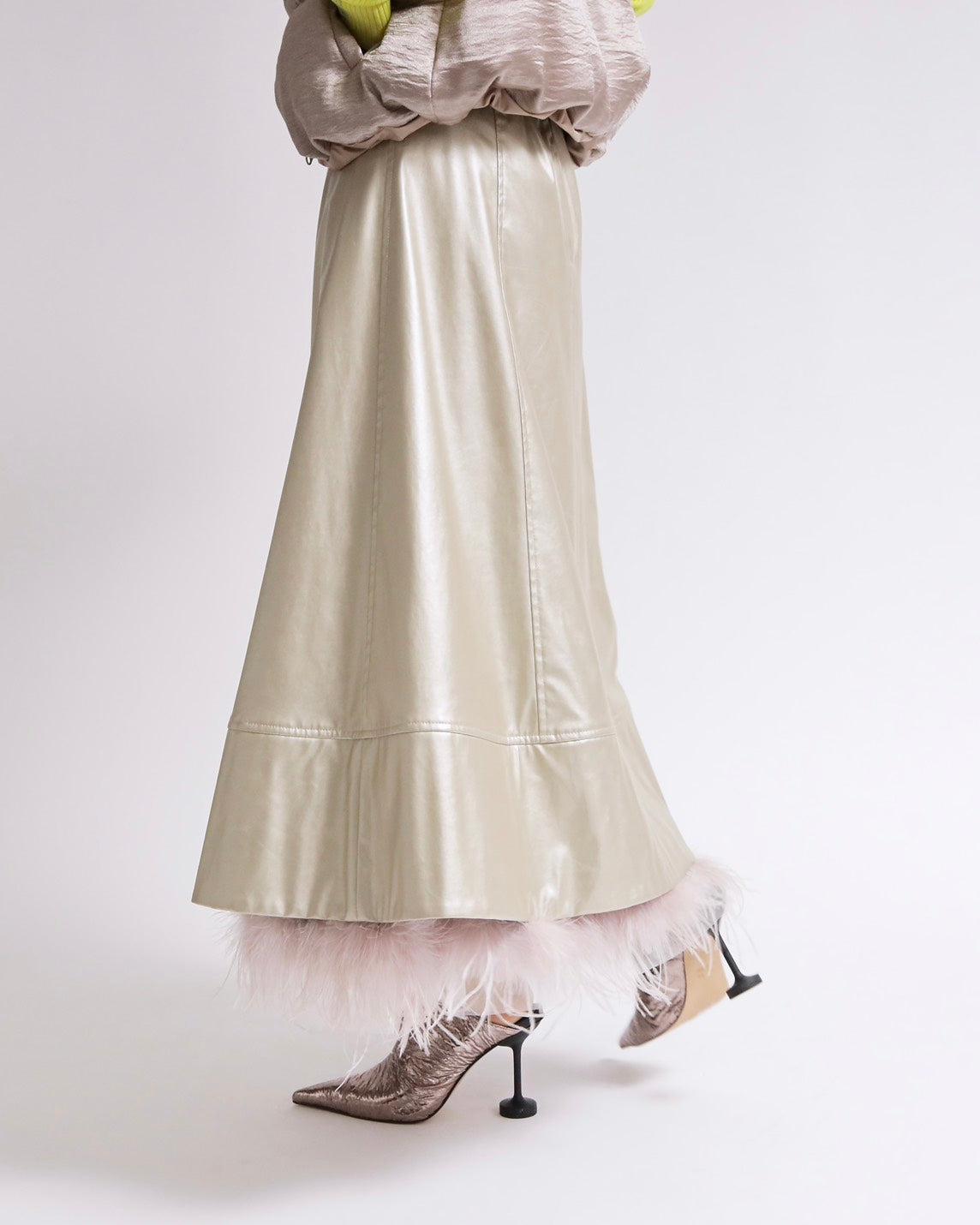 フェザーヘム サテンライク ロングスカート