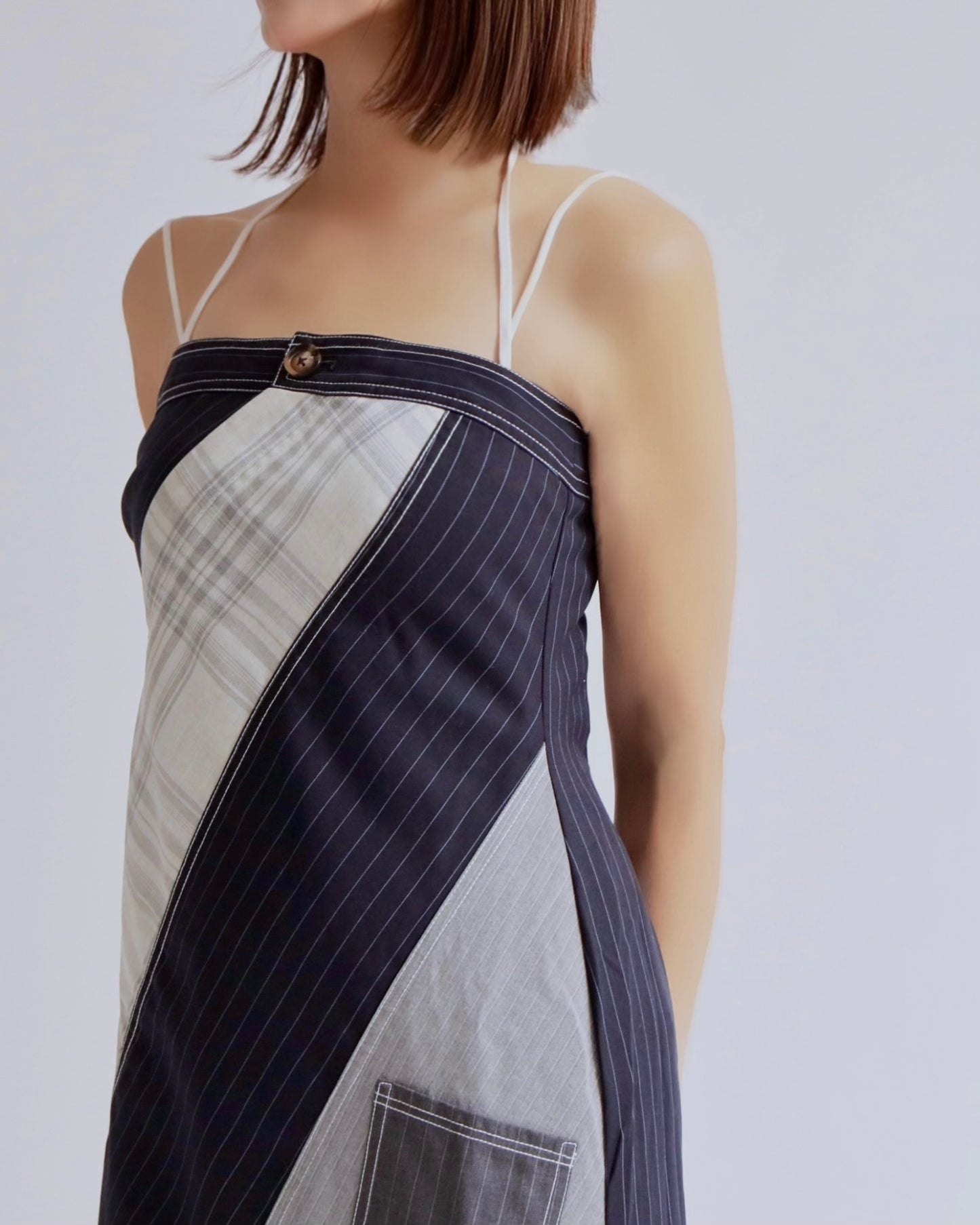 アシンメトリー・パネルストラップドレス