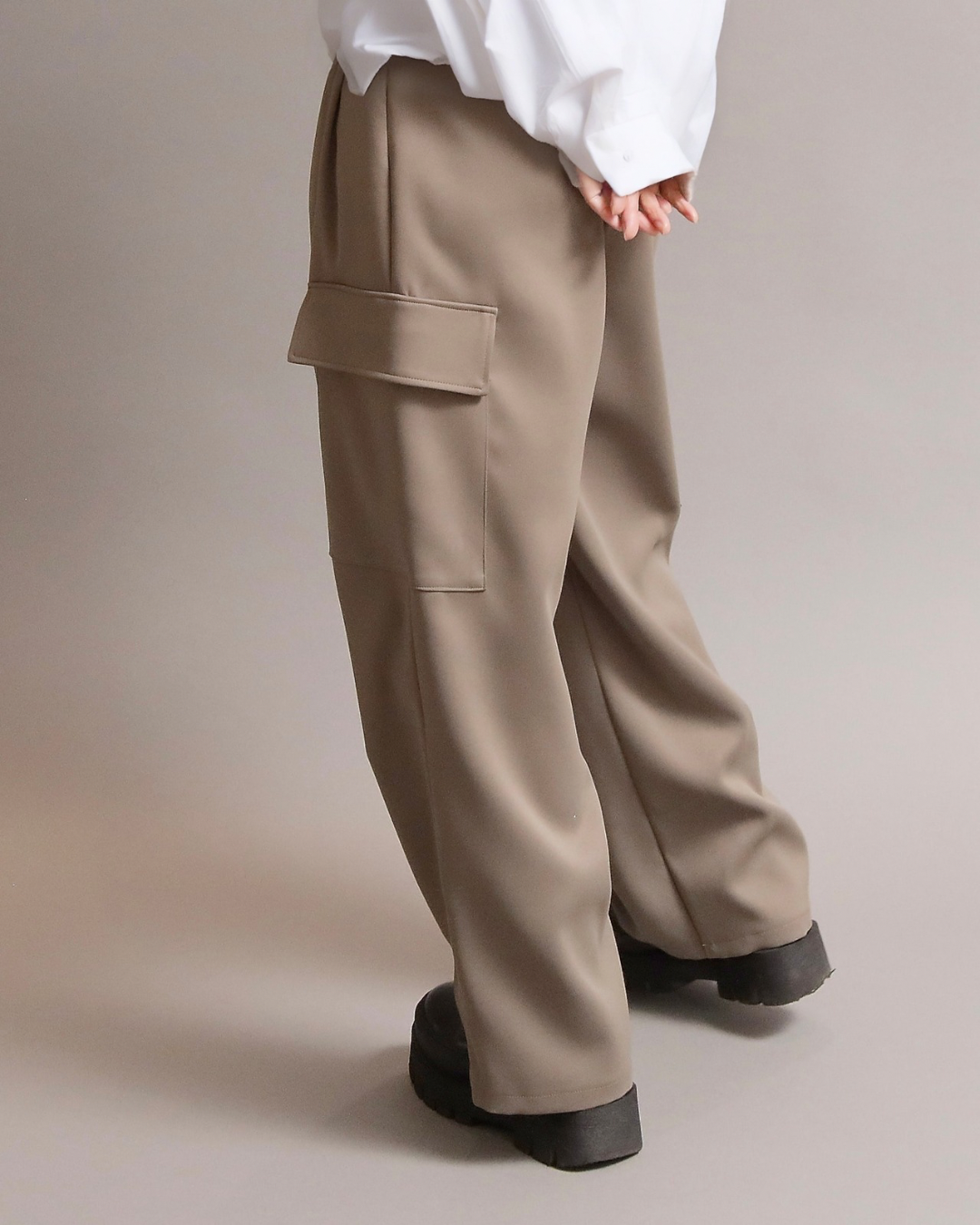 タックワイド・ユーティリティカーゴパンツ