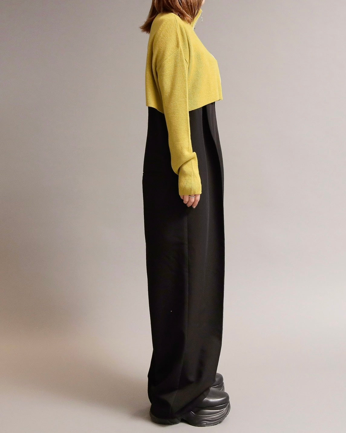 ジップアップショート丈ニット