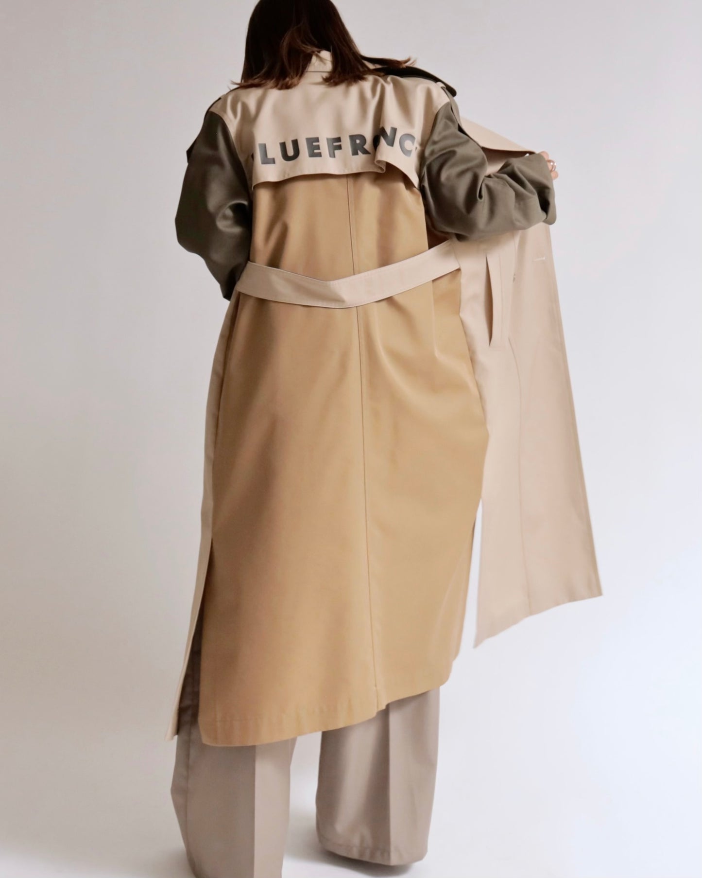 バックロゴレイヤード トレンチコート