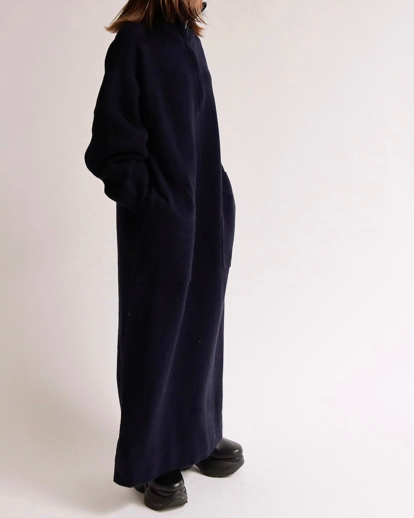 スタンドカラー・ロングニットワンピース