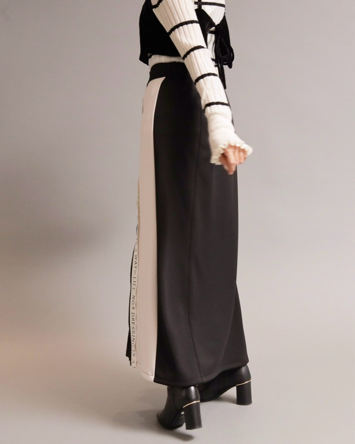 ロゴテープジップボンディングスカート