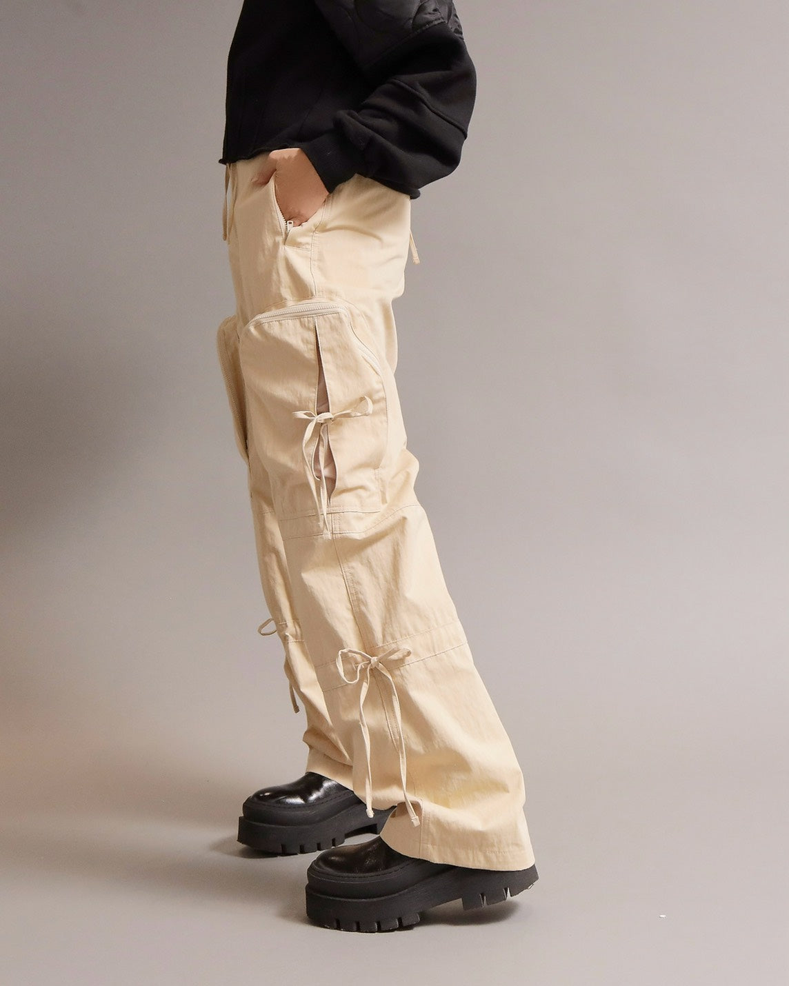 リボン付きカーゴパンツ