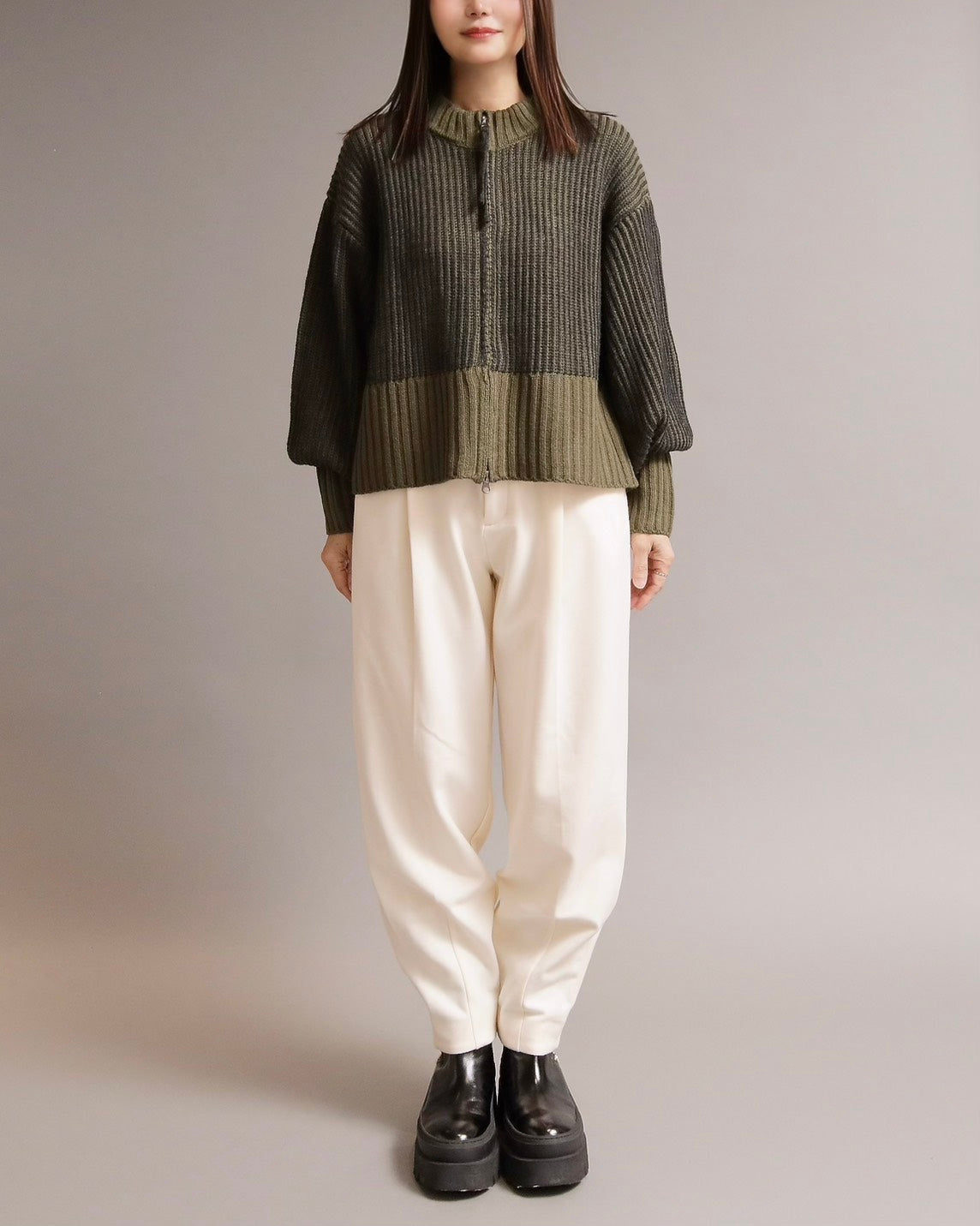 タックテーパードパンツ