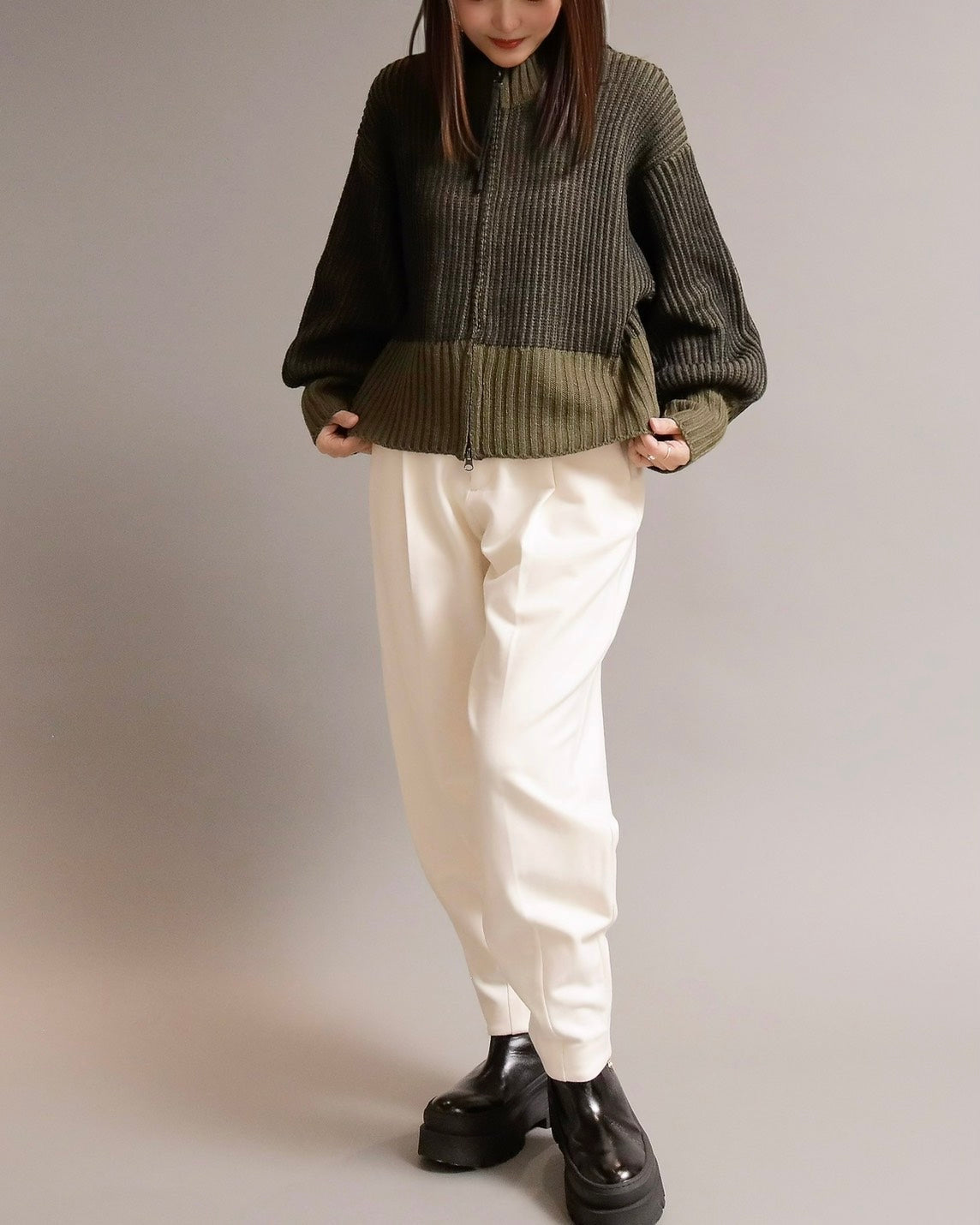 タックテーパードパンツ