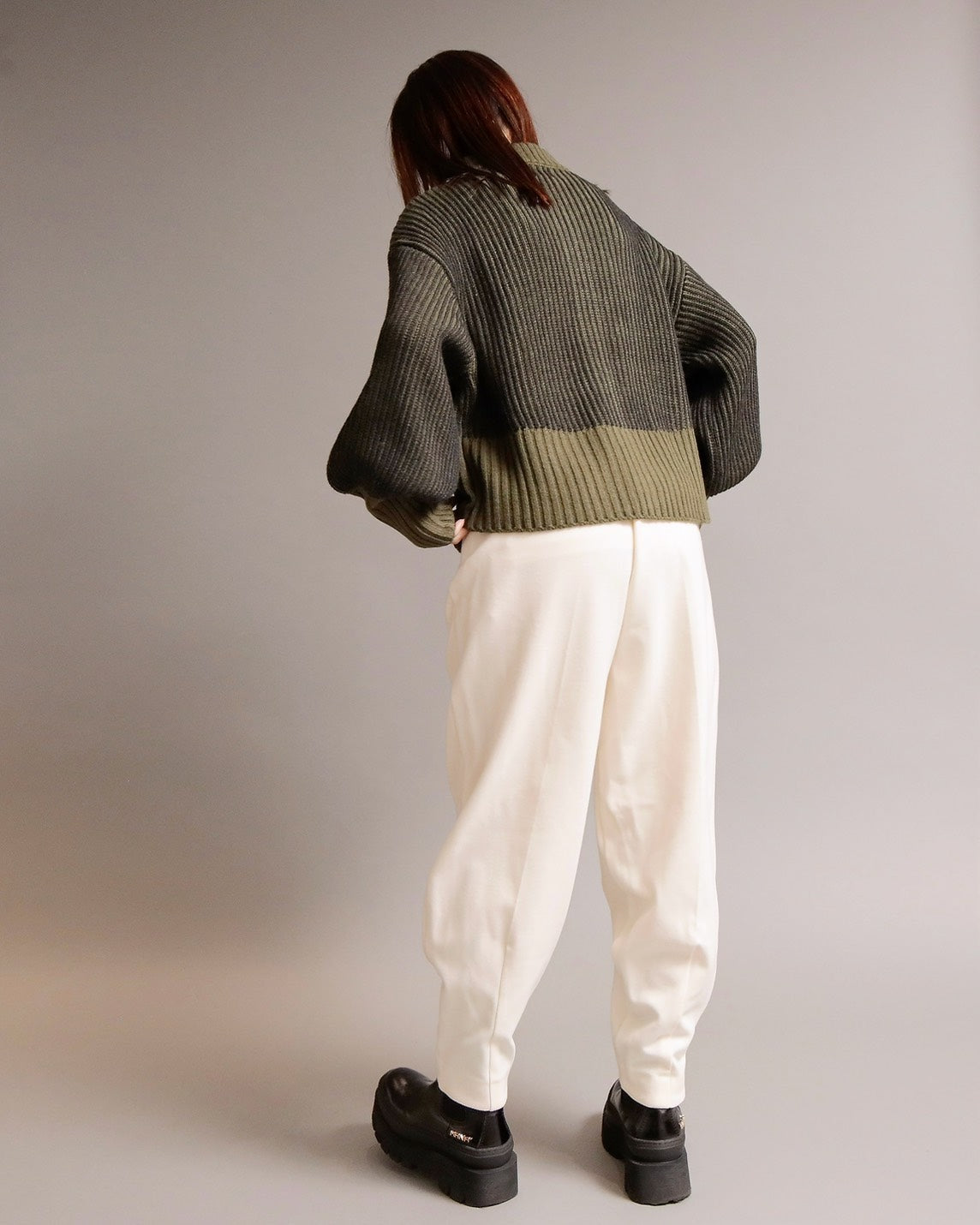 タックテーパードパンツ