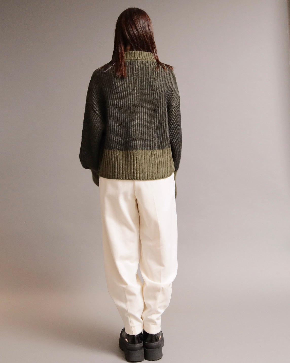 タックテーパードパンツ