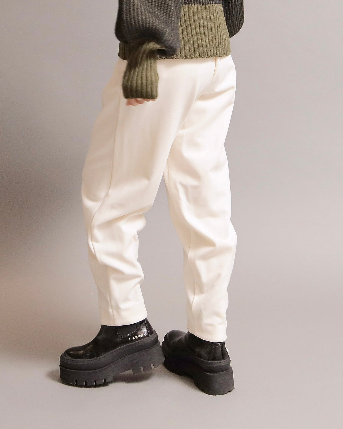 タックテーパードパンツ