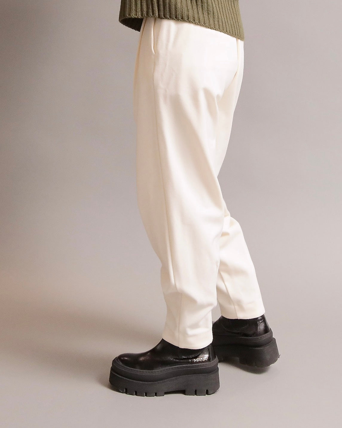 タックテーパードパンツ