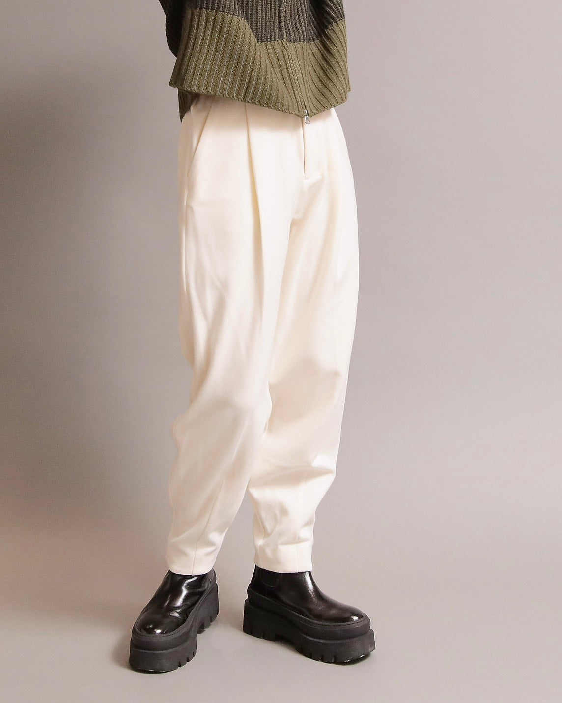 タックテーパードパンツ