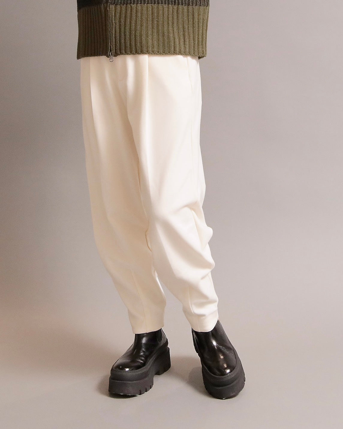 タックテーパードパンツ