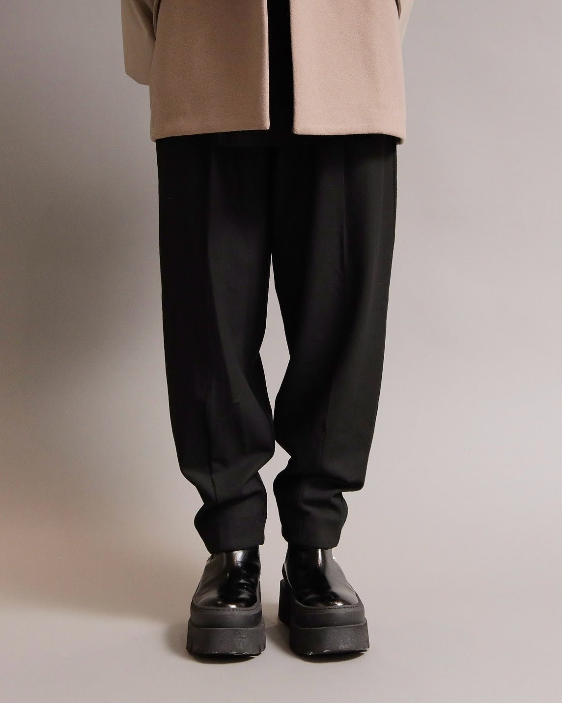 タックテーパードパンツ