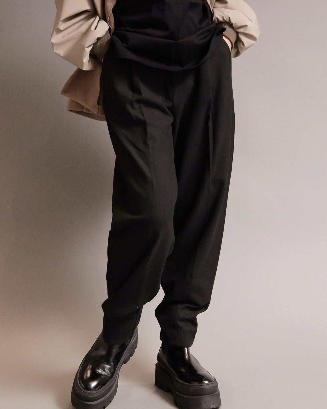 タックテーパードパンツ