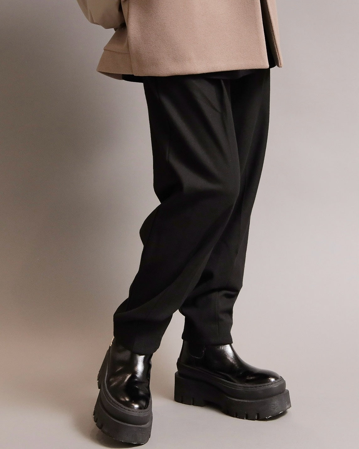 タックテーパードパンツ