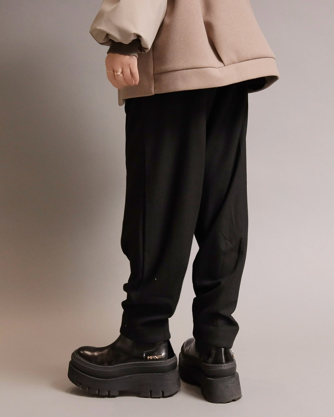 タックテーパードパンツ