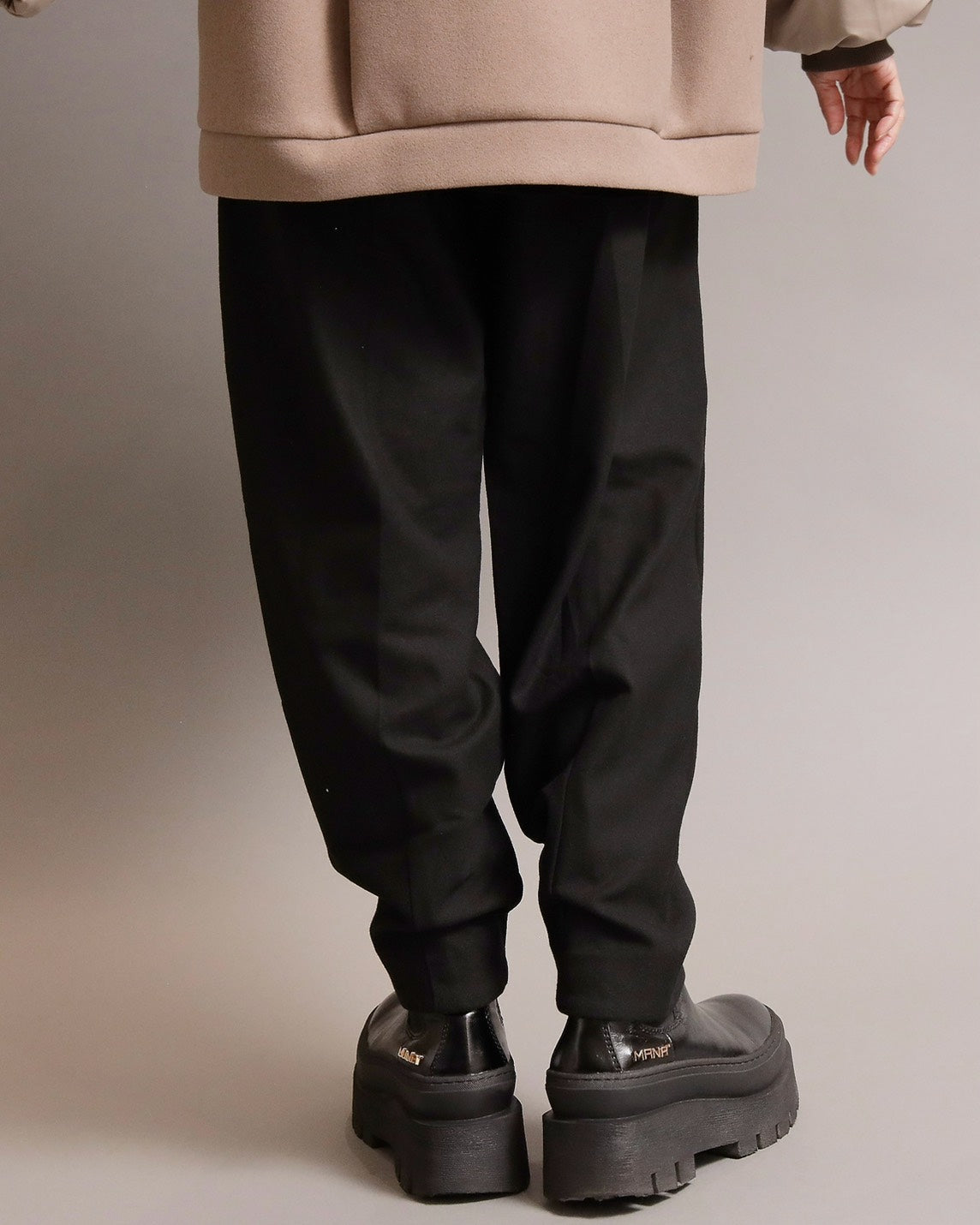 タックテーパードパンツ