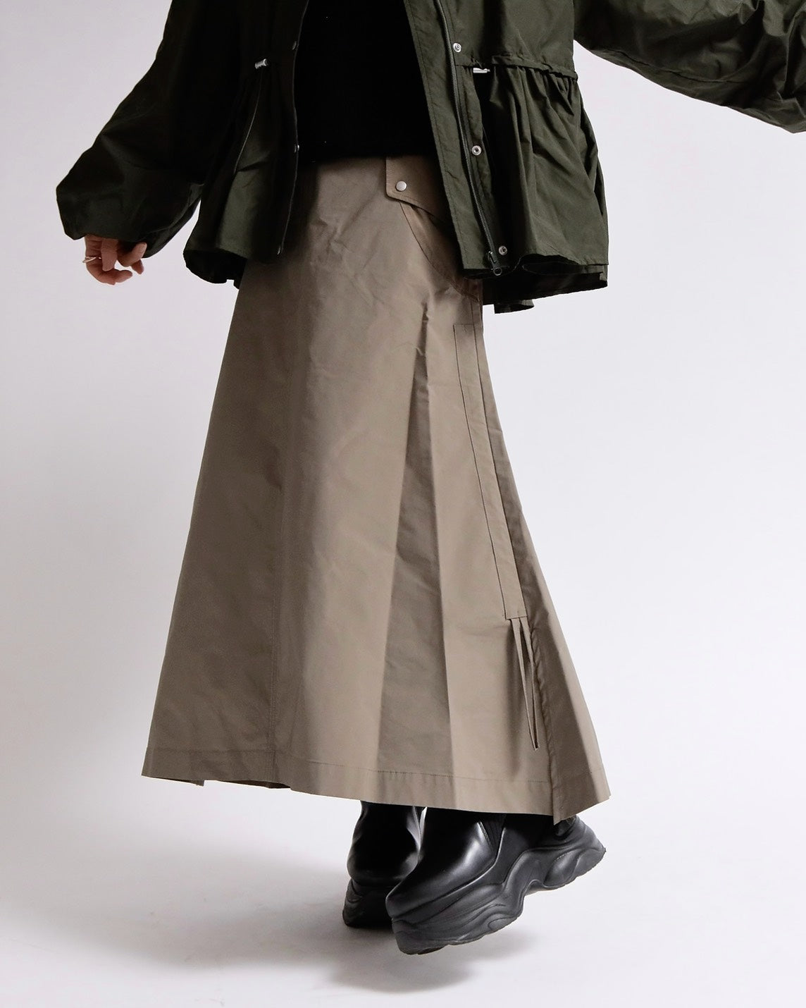 シルエットチェンジサイドコードスカート