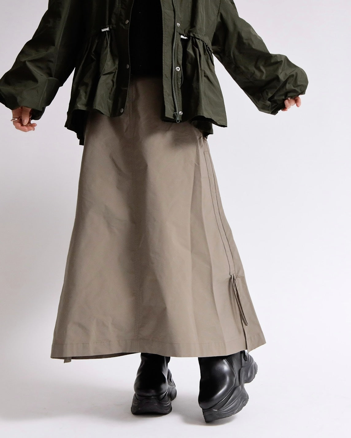 シルエットチェンジサイドコードスカート