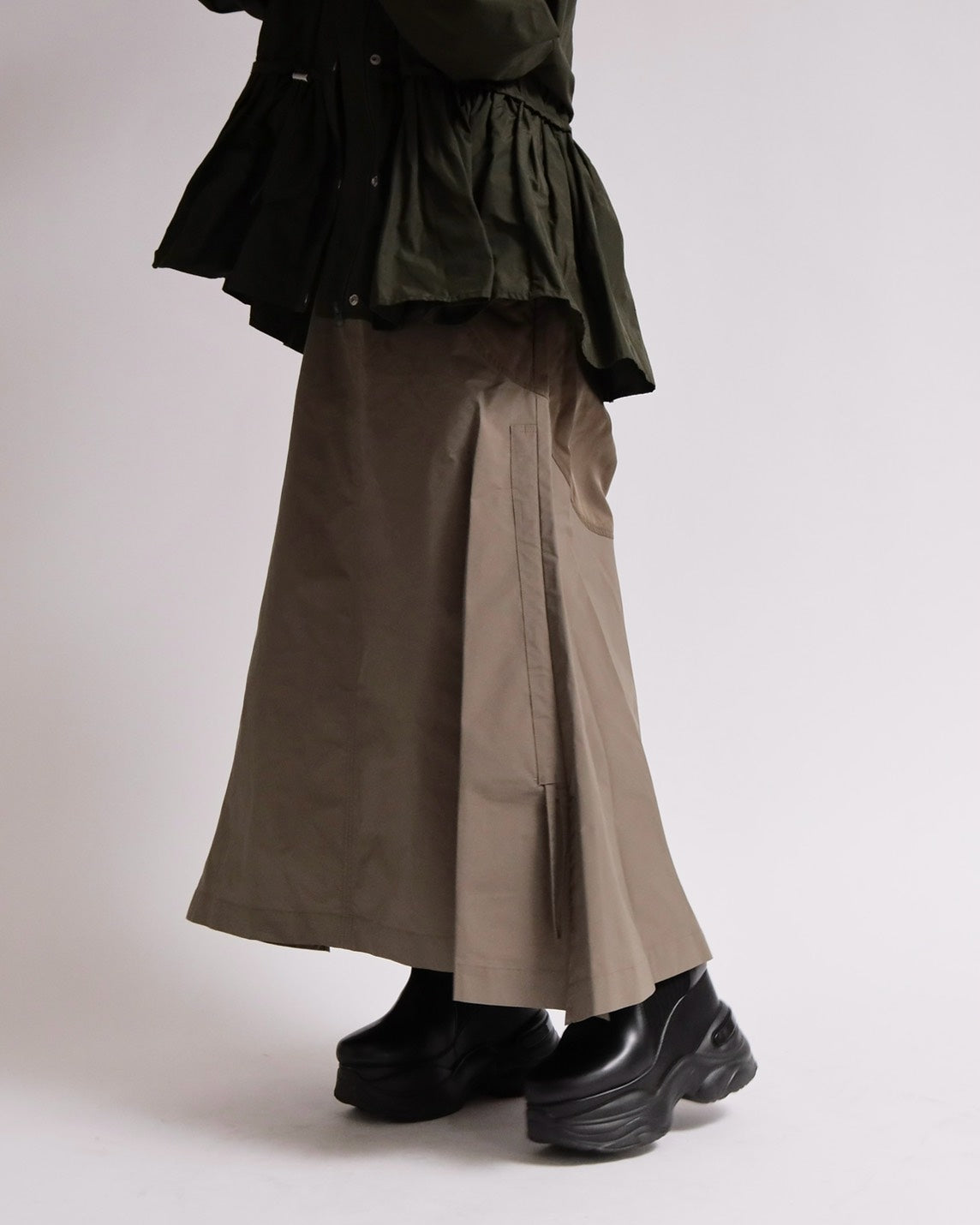 シルエットチェンジサイドコードスカート