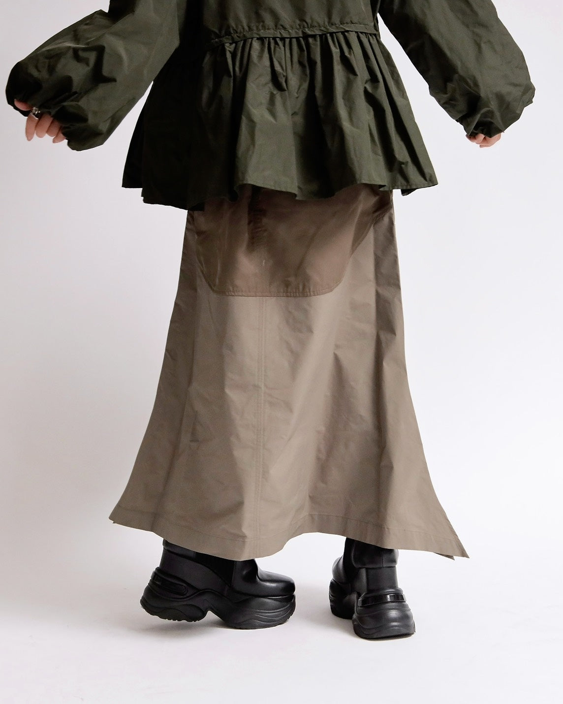 シルエットチェンジサイドコードスカート