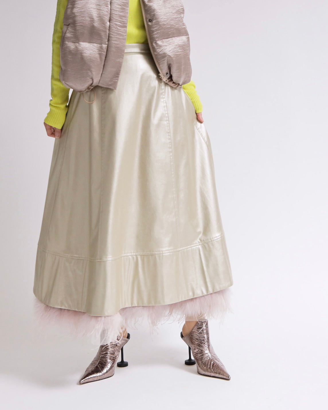 フェザーヘム サテンライク ロングスカート