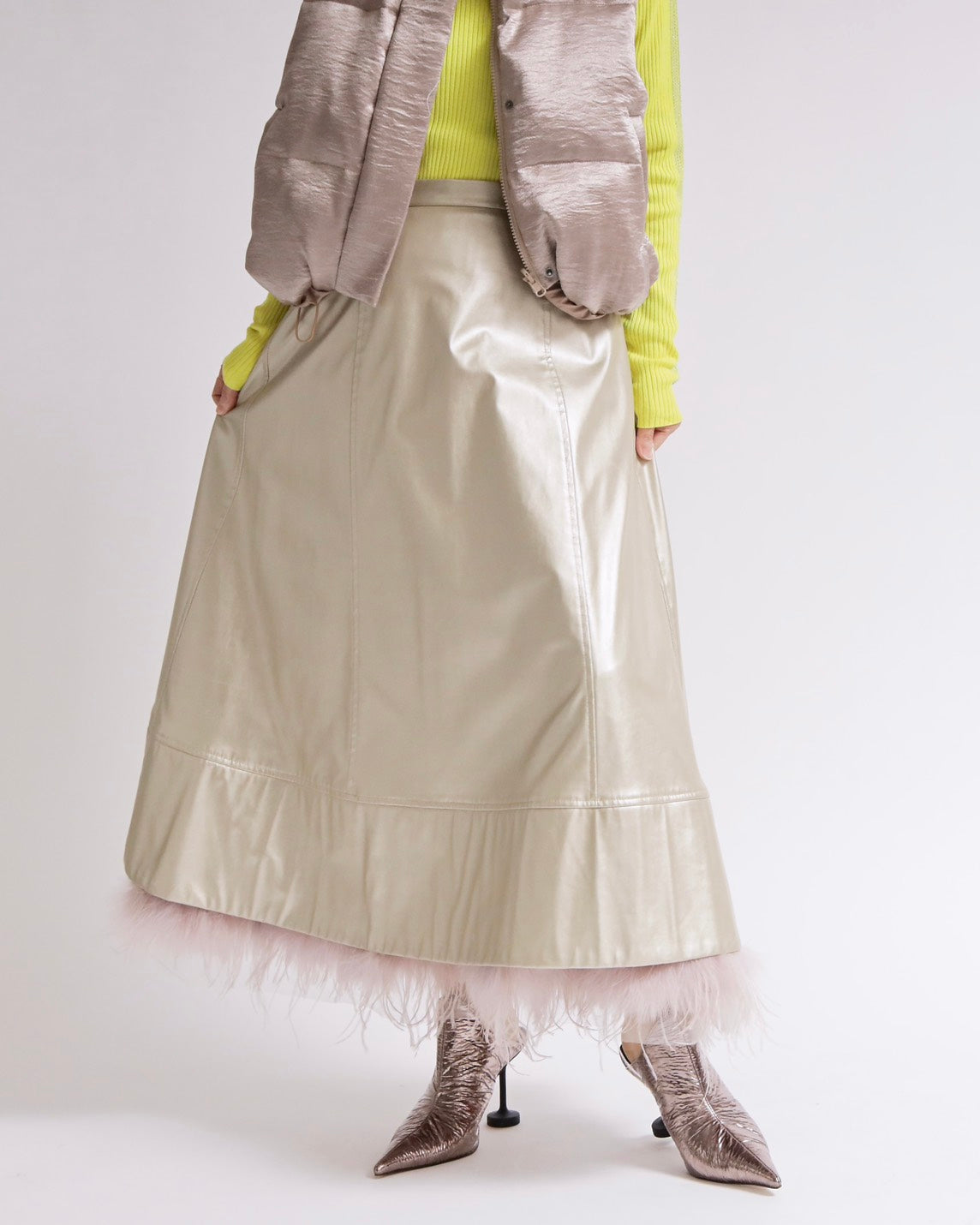 フェザーヘム サテンライク ロングスカート